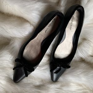 WORTHINGTON BLACK LEATHER POINTED TOE BALLET FLAT WITH VELVET BOW/TRIM